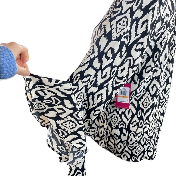 NWT Vince Camuto Etched Geo Flutter Sleeve Blouse Size Small - Picture 5 of 10